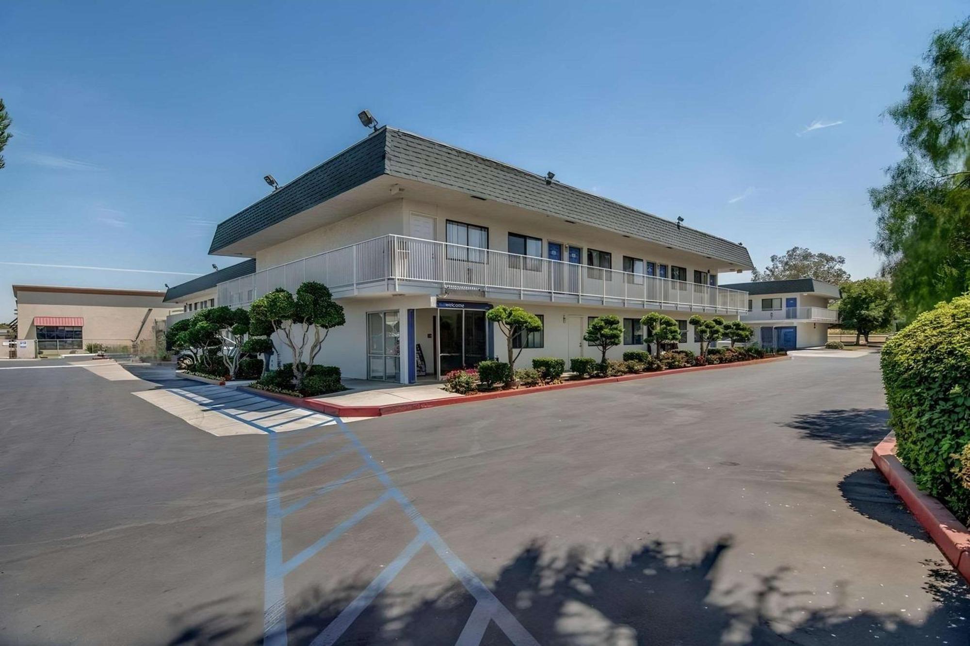 Park Inn By Radisson, Tracy Bagian luar foto