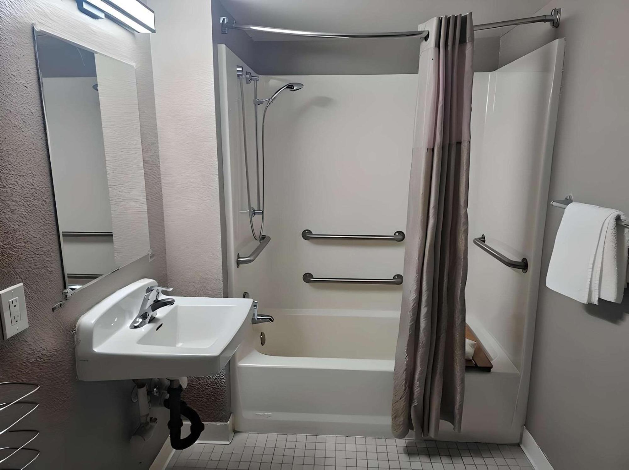 Park Inn By Radisson, Tracy Bagian luar foto