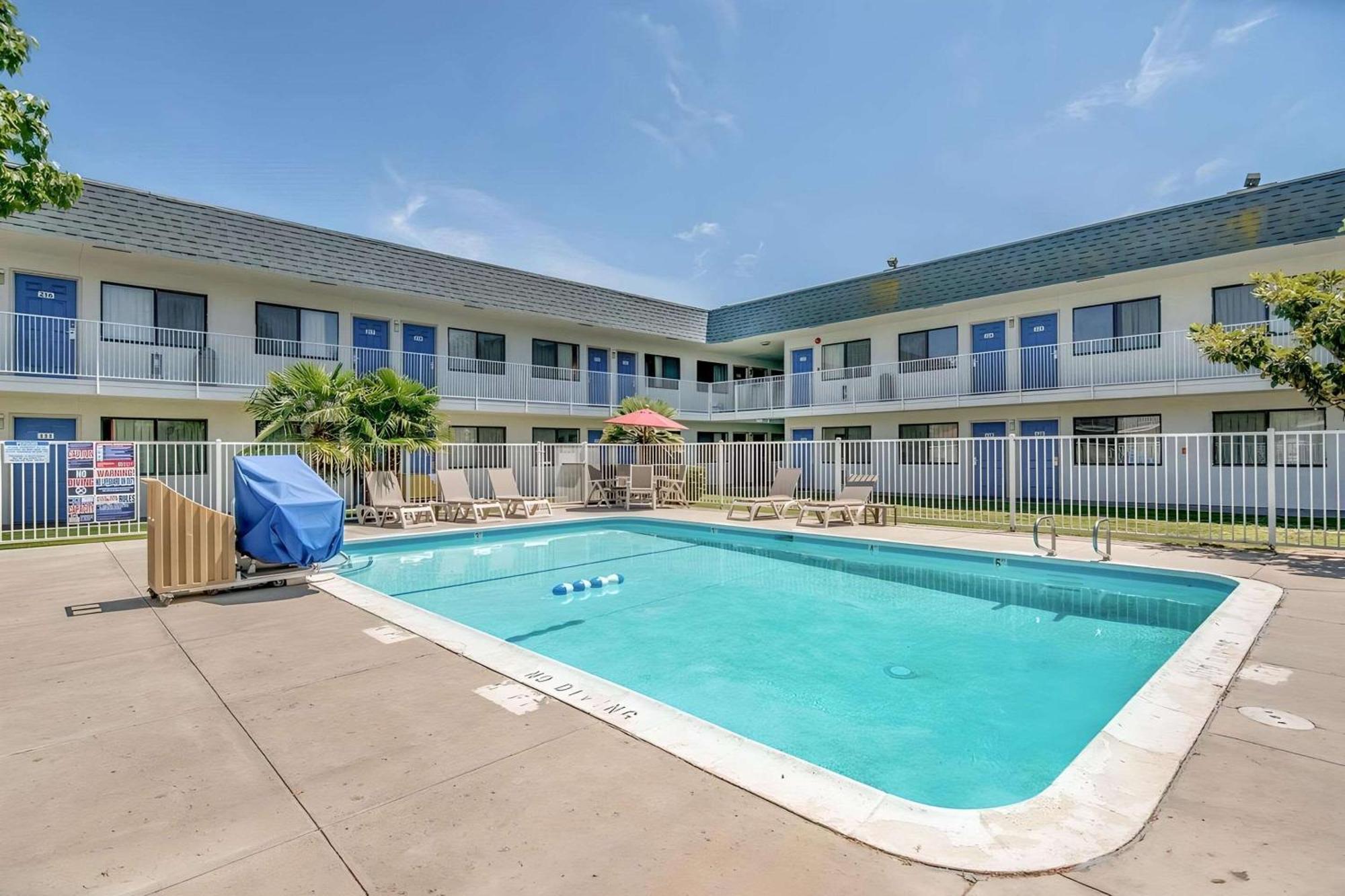 Park Inn By Radisson, Tracy Bagian luar foto