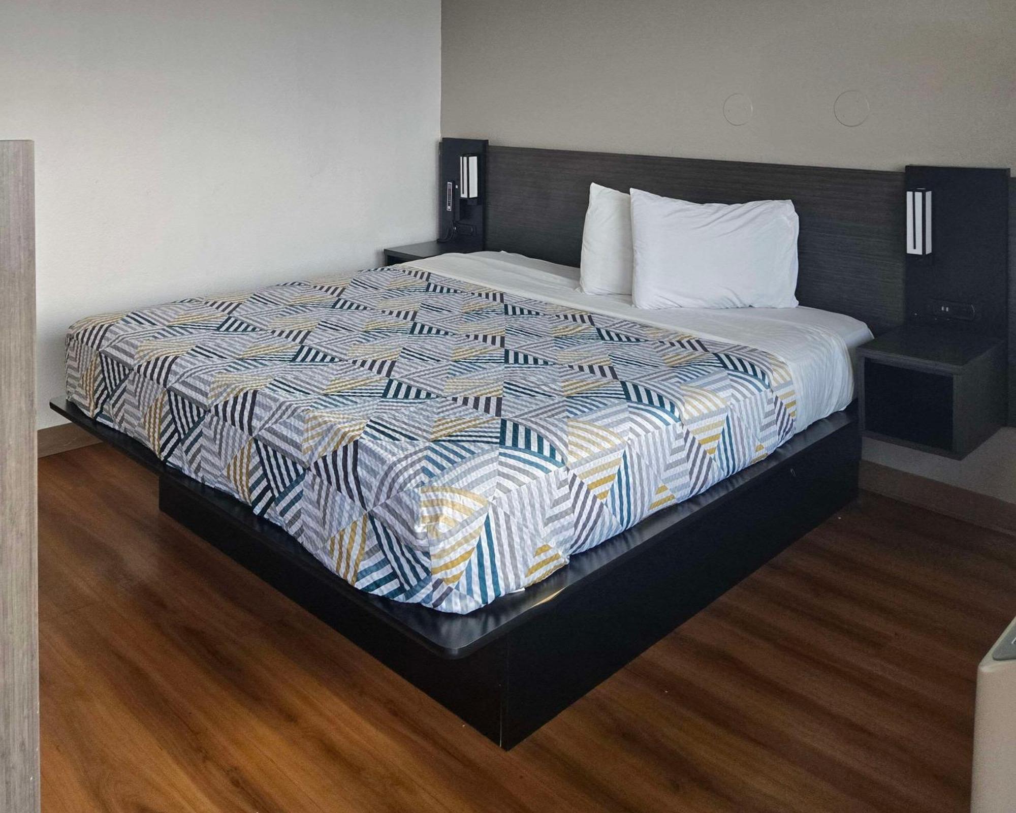 Park Inn By Radisson, Tracy Bagian luar foto