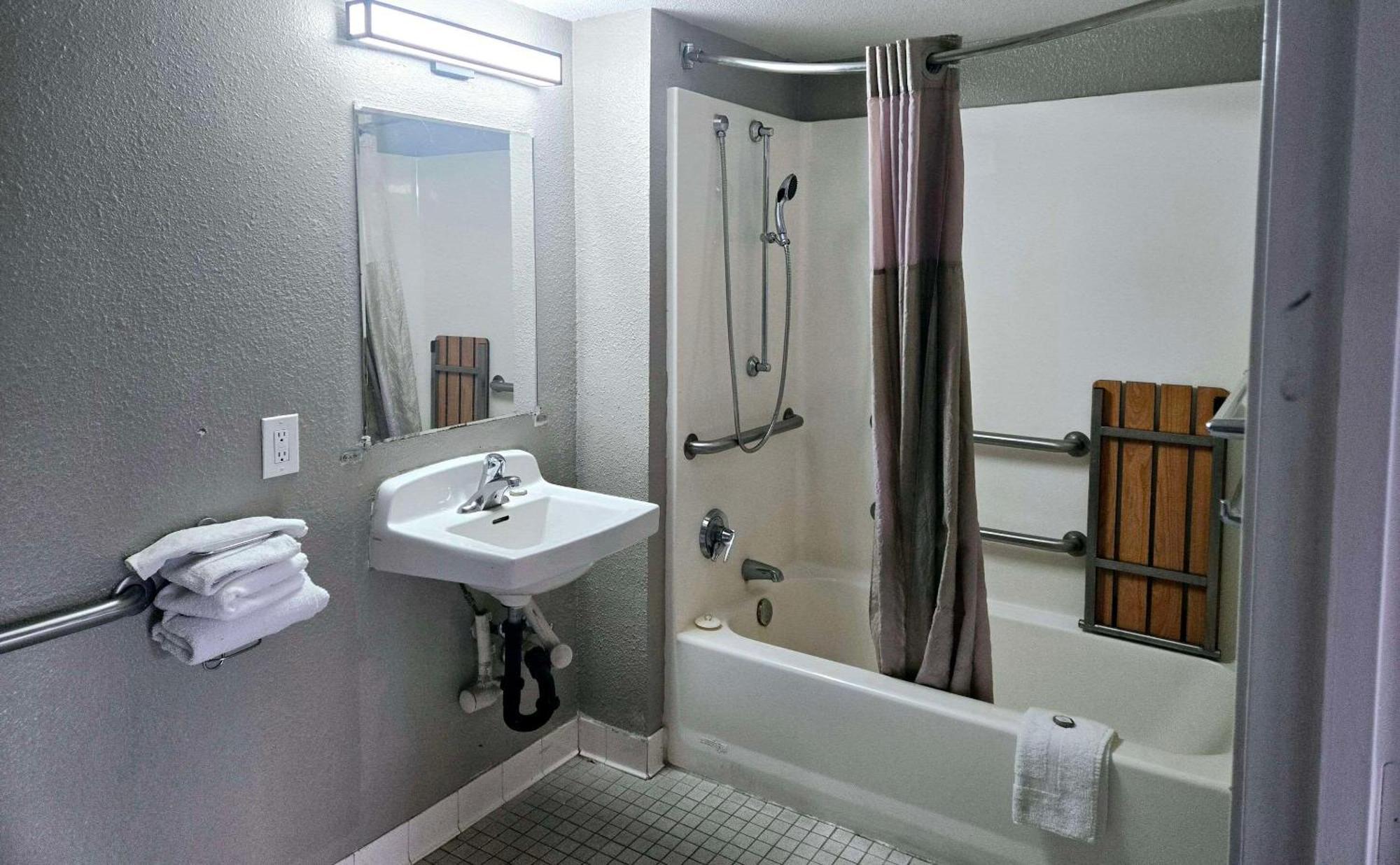 Park Inn By Radisson, Tracy Bagian luar foto