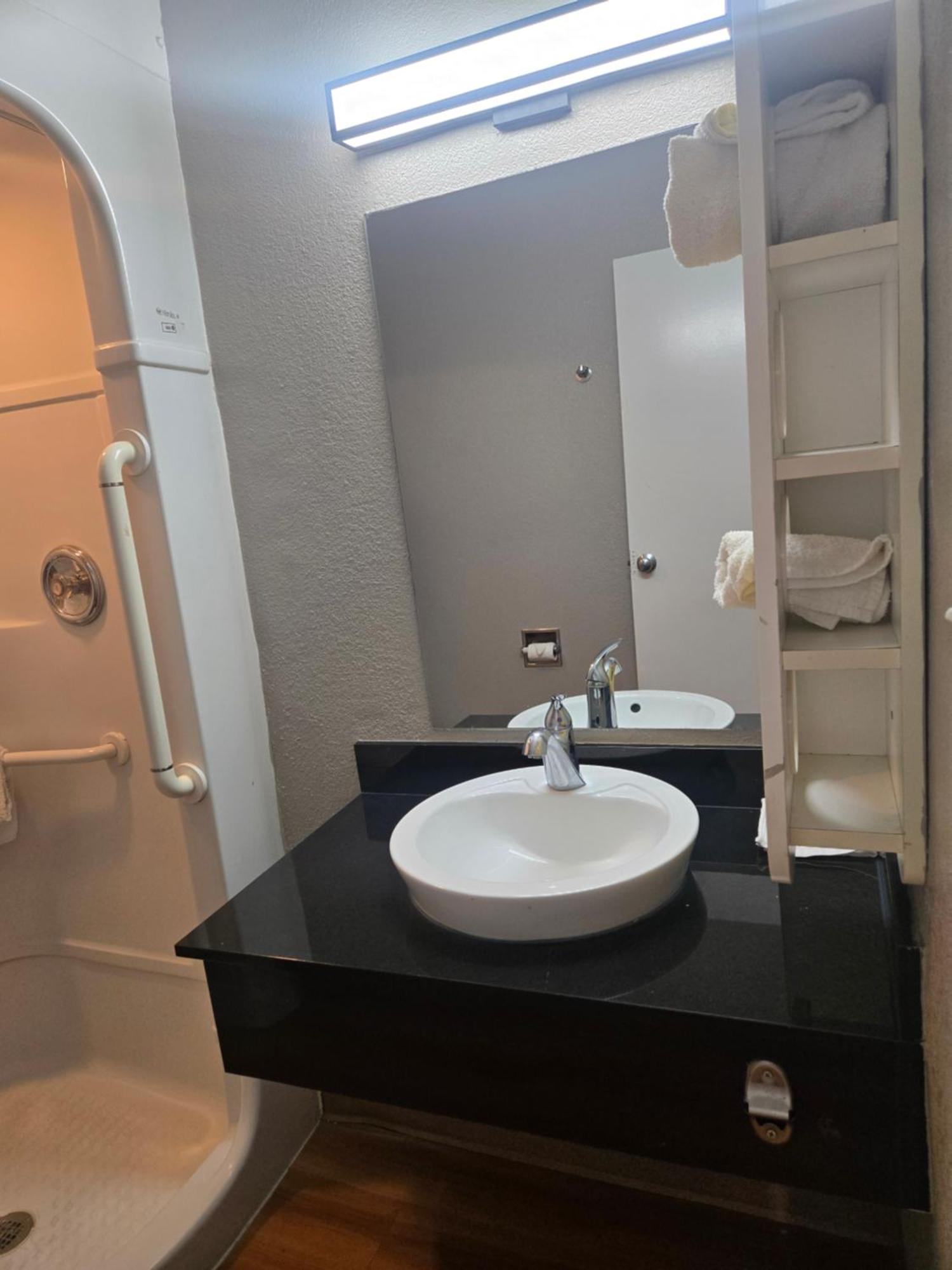 Park Inn By Radisson, Tracy Bagian luar foto
