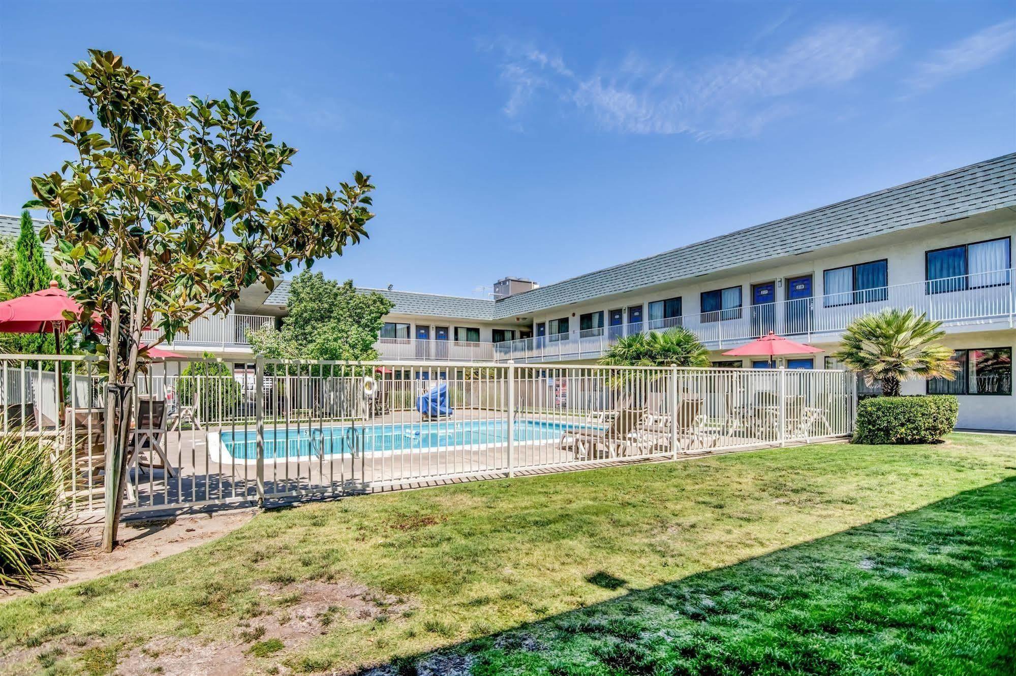 Park Inn By Radisson, Tracy Bagian luar foto